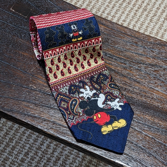 **Buy 2 get 3** Disney Mickey & Co Silk Tie | 100% Silk | Made in Canada - Picture 3 of 7
